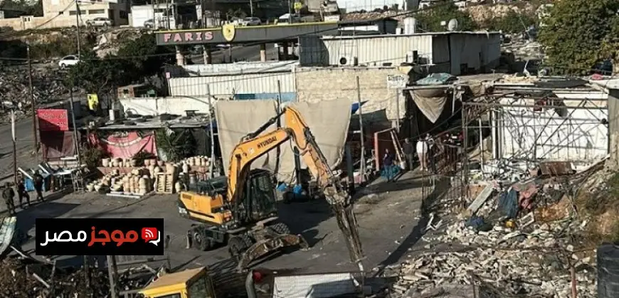 الاحتلال ي demolish منشأة تجارية في حزما شمال القدس ويترك العشرات مصابين بالاختناق