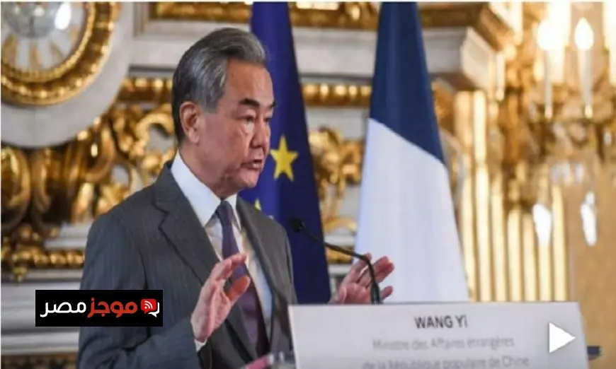 وزير الخارجية الصيني يشدد على أهمية تعزيز التعاون المستمر مع بريطانيا