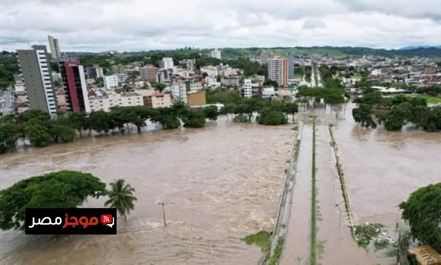 ارتفاع حصيلة ضحايا الفيضانات والانهيارات الأرضية في إندونيسيا إلى 303 قتلى