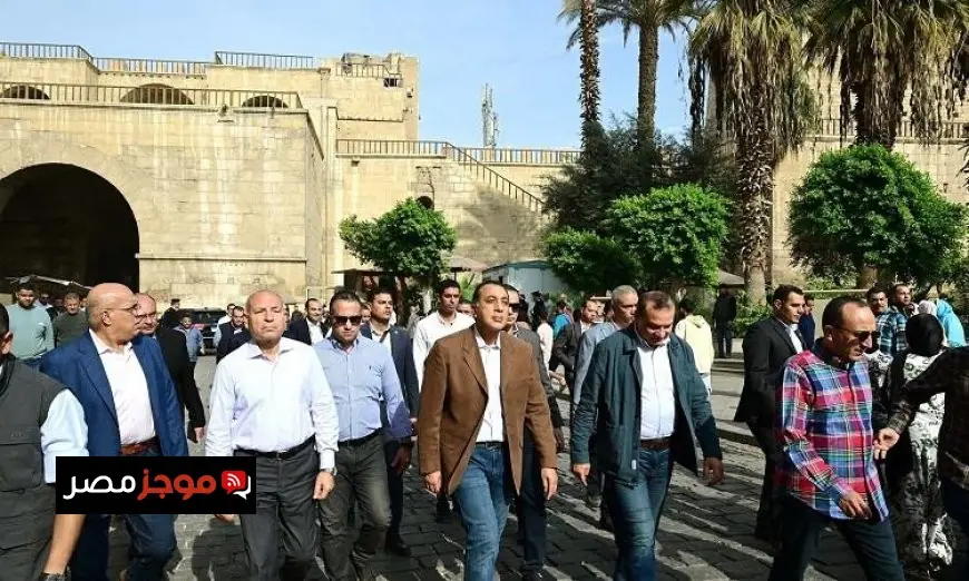 رئيس الوزراء يجري جولة تفقدية في منطقة مسجد الحاكم بأمر الله ويستعرض مشروع بوتيك أوتيل بالصور