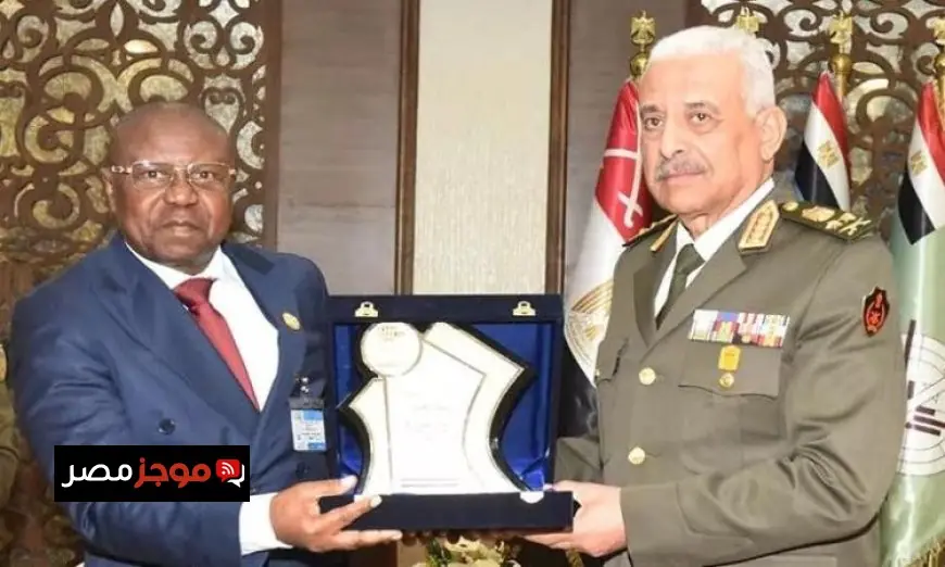 وزير الدفاع ورئيس الأركان يعقدان لقاءات مع قادة الوفود العسكرية في ايديكس 2023