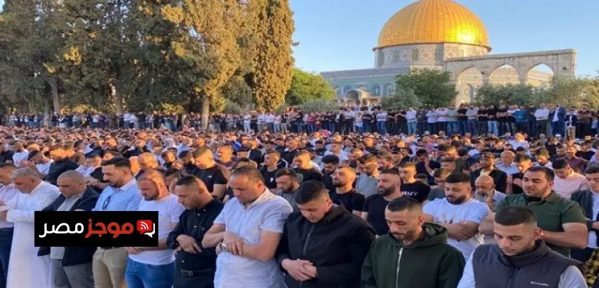 آلاف المصلين يتوافدون لأداء صلاة الجمعة في المسجد الأقصى