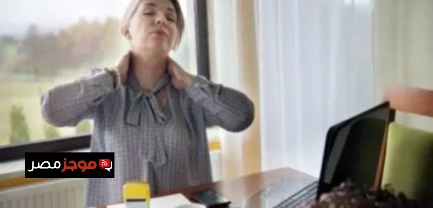 تأثير كثرة الجلوس والنظر إلى الشاشات على صحة الغدة الدرقية لدى النساء