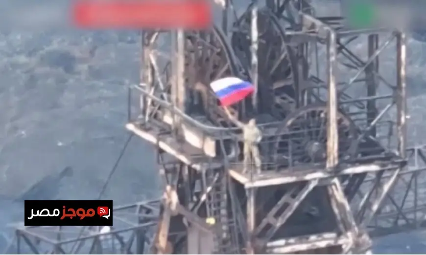 القوات الروسية تسيطر على دميتروف في دونيتسك الشعبية وترفع العلم الروسي