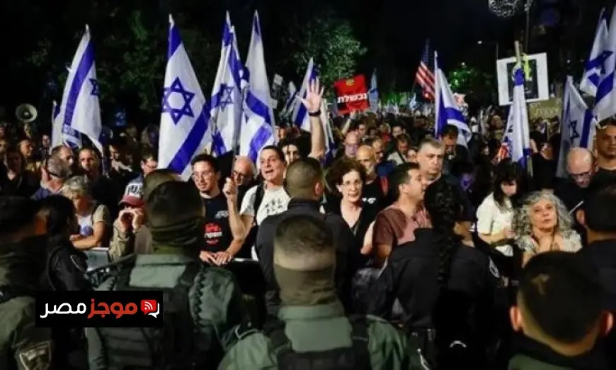 مظاهرات حاشدة أمام منزل نتنياهو احتجاجا على سياسة حكومته وزيارته المقررة إلى واشنطن