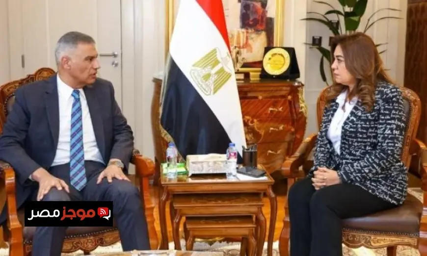 عوض تبرز جهودها مع محافظ أسوان لتحسين إدارة المخلفات الصلبة في المحافظة