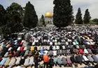 آلاف المصلين يجتمعون لأداء صلاة الجمعة في المسجد الأقصى