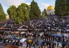 مئات الآلاف من الفلسطينيين يحتشدون لأداء صلاة الجمعة في المسجد الأقصى