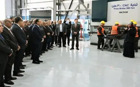 رئيس الوزراء يزور مصنع سيماف بحلوان ويتفقد أقسامه ويشهد تسليم 10 قطارات مكيفة للمترو في الخط الثالث بالقاهرة