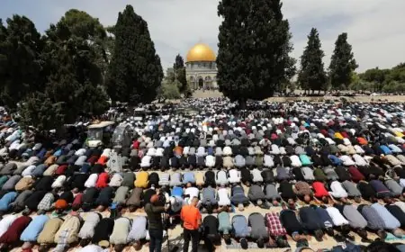 آلاف الفلسطينيين يحتشدون لأداء صلاة الجمعة في المسجد الأقصى المبارك