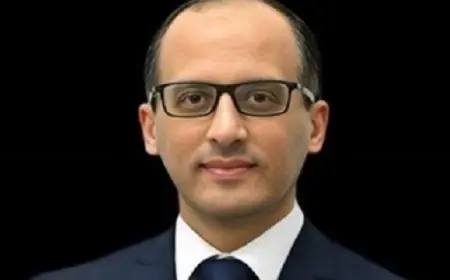 شيخ الأزهر يهنئ البابا تواضروس والإخوة المسيحيين بعيد الميلاد خلال زيارة تاريخية