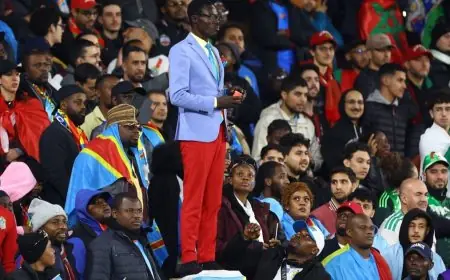 مهاجم الجزائر يهزأ من مشجع الكونغو الديمقراطية بعد سقوط التمثال الحي