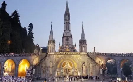 السفير المصري في باريس يحتفل مع الأقباط بذكرى عيد الميلاد المجيد