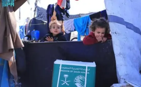 صور رائعة تنقل جهود سلمان للإغاثة في توزيع المساعدات الغذائية للنازحين جنوب قطاع غزة