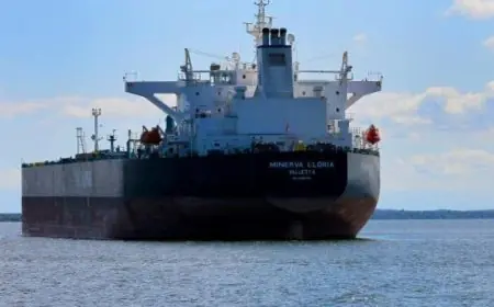 البيت الأبيض يعقد مؤتمرا صحفيا هاما بعد احتجاز ناقلة نفط روسية في waters الأمريكية