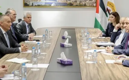 نائب الرئيس الفلسطيني يناقش مع ملادينوف سبل تنفيذ خطة ترامب لتحسين الأوضاع في غزة