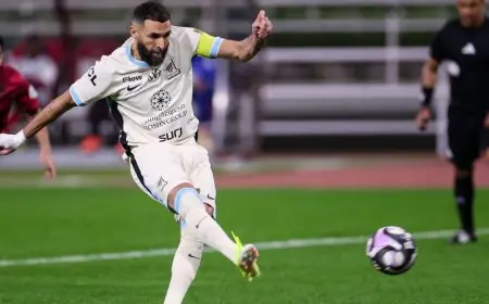 كريم بنزيما يسجل ثلاثية مذهلة في الشوط الأول من مباراة الاتحاد أمام الخلود