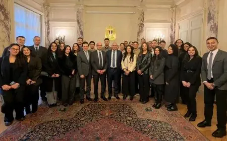 سفير مصر في باريس يتواصل مع الطلاب المصريين الدارسين في فرنسا لتعزيز العلاقات الثقافية