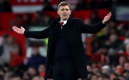 فليتشر يحذر من هشاشة مانشستر يونايتد ويراقب رد فعل اللاعبين