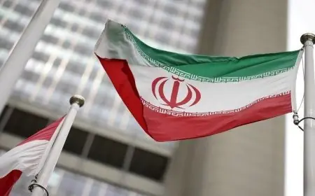 إيران تستدعي السفير البريطاني بسبب حادثة استبدال علم سفارتها في لندن