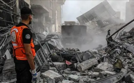 استشهاد 4 مدنيين نتيجة انهيار مبانٍ مدمرة بفعل العدوان الإسرائيلي في غزة