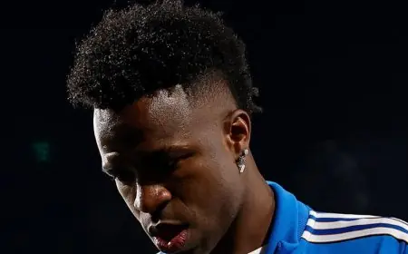 فينيسيوس يتعرض للهتافات العنصرية وكورتوا يتدخل لحمايته بسرعة