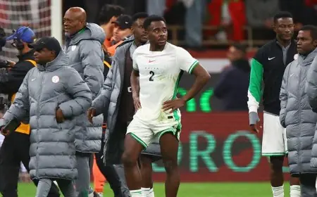 مدافع نيجيريا ينتقد القرارات التحكيمية القاسية ويتمنى النجاح للمغرب