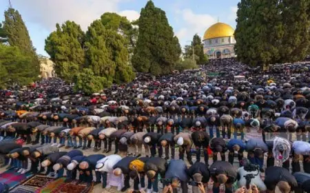 مئات الآلاف من الفلسطينيين يحتشدون لأداء صلاة الجمعة في المسجد الأقصى