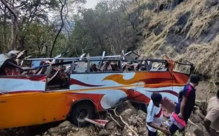 مأساة في باكستان مقتل وإصابة 23 شخصا إثر سقوط شاحنة في قناة مياه