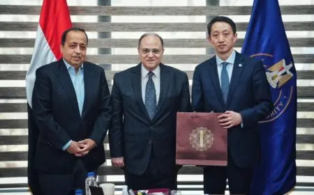 رئيس هيئة الدواء يستعرض استراتيجيات توطين الصناعة الدوائية المتقدمة في مصر