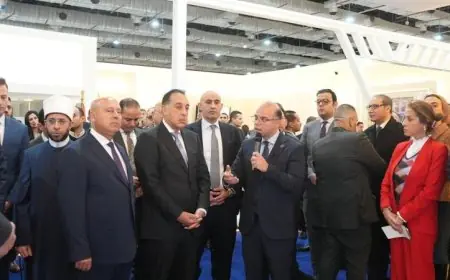 رئيس الوزراء يستعرض جناح هيئة الرقابة المالية في معرض القاهرة الدولي للكتاب