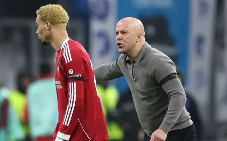 ستيفن جيرارد يوجه انتقادات حادة لآرني سلوت بشأن أسلوب اللعب الدفاعي المنخفض