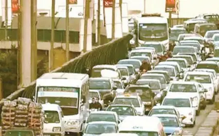 انتظام حركة المرور وزيادة كثافات السيارات على كوبرى أكتوبر والكورنيش