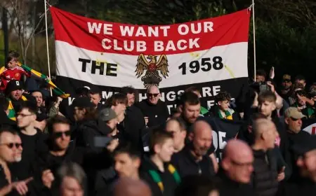 ستة آلاف مشجع يحتجون ضد مالكي مانشستر يونايتد في أكبر مظاهرة بتاريخ النادي