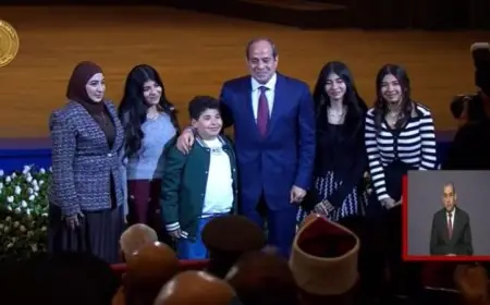 الرئيس السيسي يتشارك لحظة خاصة مع عائلة الشهيد البطل رامي هلال في صورة تذكارية