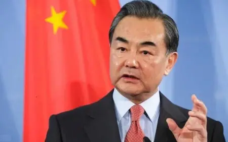 اجتماع مهم في بكين بين وزير خارجية الصين وأمين عام منظمة التعاون الإسلامي لتعزيز التعاون الثنائي