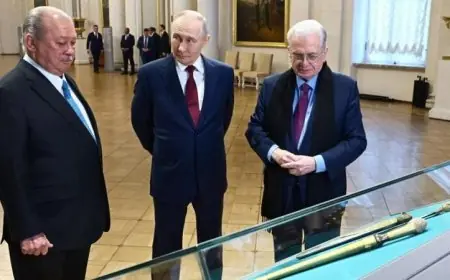 الرئيس الروسي يرحب بملك ماليزيا في متحف الإرميتاج التاريخي بسان بطرسبورغ