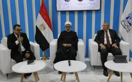 تأثير المؤسسات الدينية في مكافحة الإرهاب والتهجير خلال ندوة بمعرض الكتاب