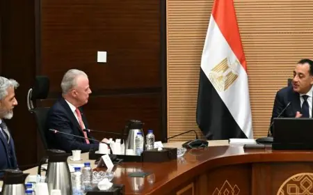 رئيس الوزراء يبحث فرص تعزيز الشراكة مع رئيس شركة بوينج الأمريكية