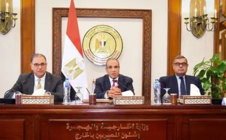 اجتماع وزير الخارجية مع قيادات الوزارة لمتابعة سير العمل وتعزيز الأداء المؤسسي