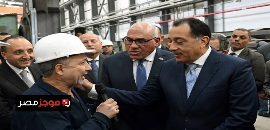 رئيس الوزراء يتحدث بشكل ودي مع موظفي مصنع سيماف حول مستجدات خطط التطوير الجديدة