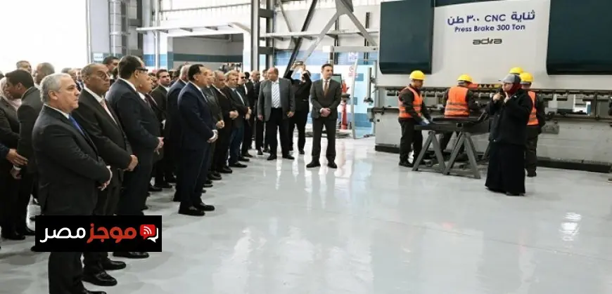 رئيس الوزراء يزور مصنع سيماف بحلوان ويتفقد أقسامه ويشهد تسليم 10 قطارات مكيفة للمترو في الخط الثالث بالقاهرة