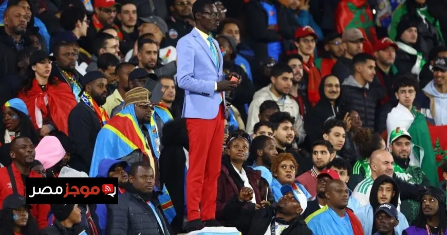 مهاجم الجزائر يهزأ من مشجع الكونغو الديمقراطية بعد سقوط التمثال الحي