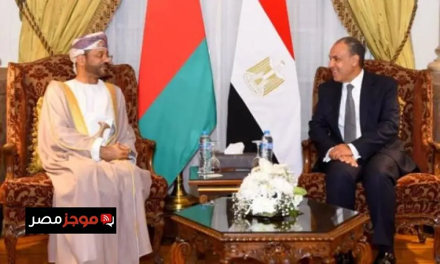 وزير الخارجية يناقش مع نظيره العماني تعزيز العلاقات الثنائية بين البلدين