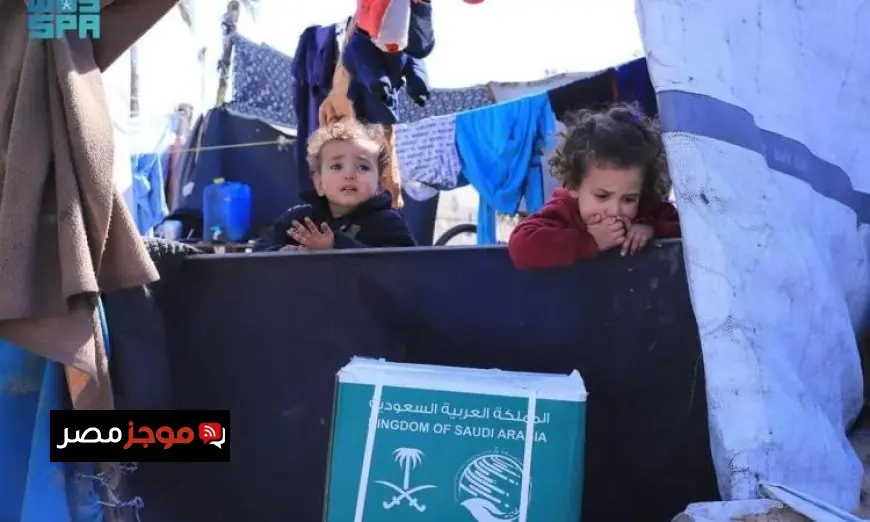 صور رائعة تنقل جهود سلمان للإغاثة في توزيع المساعدات الغذائية للنازحين جنوب قطاع غزة