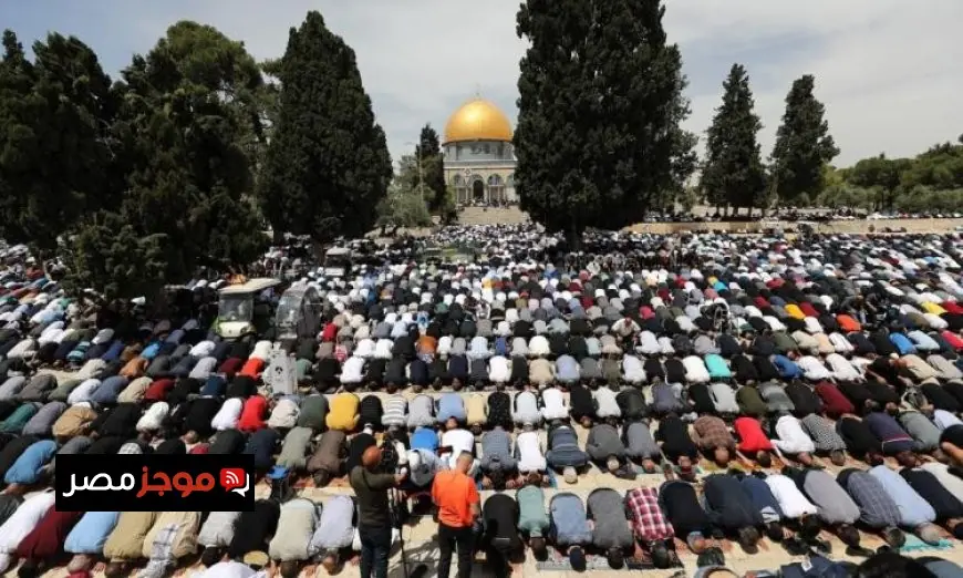 آلاف المصلين يجتمعون لأداء صلاة الجمعة في المسجد الأقصى