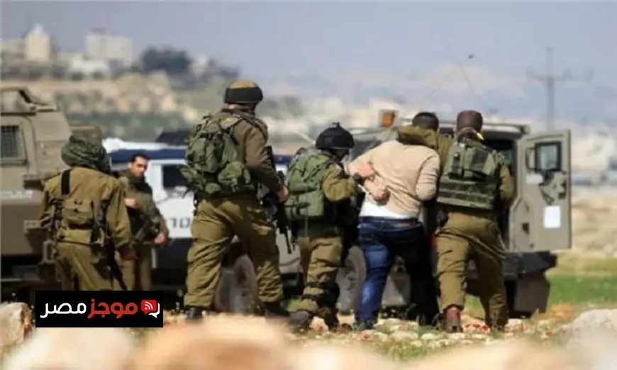 الاحتلال الإسرائيلي يقوم باعتقال فلسطينيين في مدينة الخليل