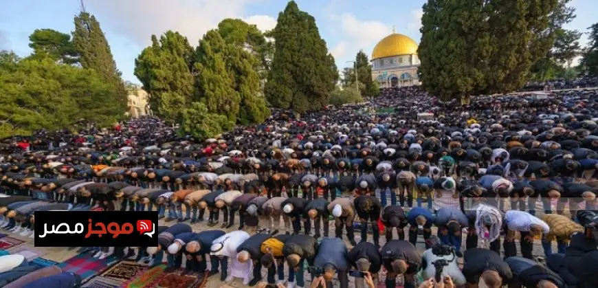 مئات الآلاف من الفلسطينيين يحتشدون لأداء صلاة الجمعة في المسجد الأقصى