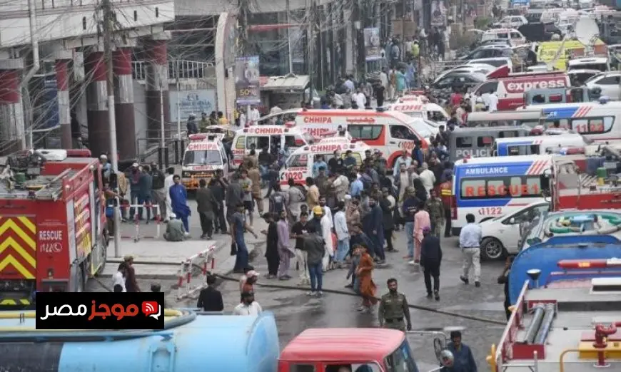 مصرع 25 شخصا وإصابة آخرين بسبب حريق مدوي في مركز تسوق بكراشي الباكستانية