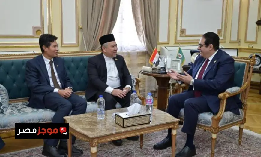 رئيس جامعة القاهرة يستعرض فرص التعاون مع رئيس جامعة السلطان الشريف علي في بروناي